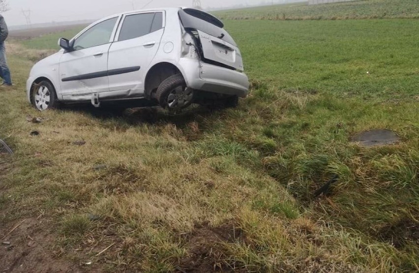 Wypadek pod Łowiczem. Jedna osoba została ranna. Policja zabrała sprawcy prawo jazdy [ZDJĘCIA]