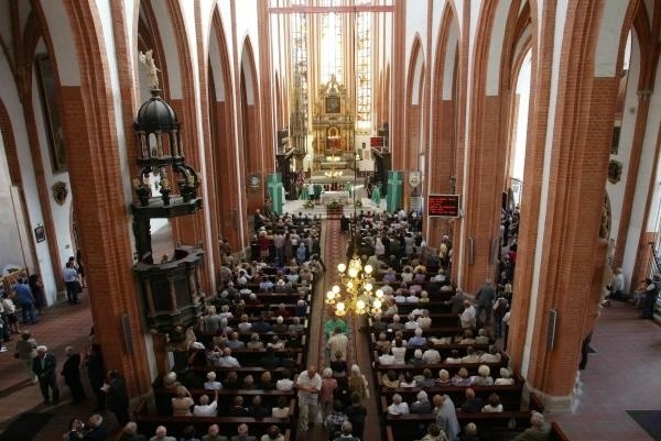 Dlaczego Polacy odchodzą z Kościoła?