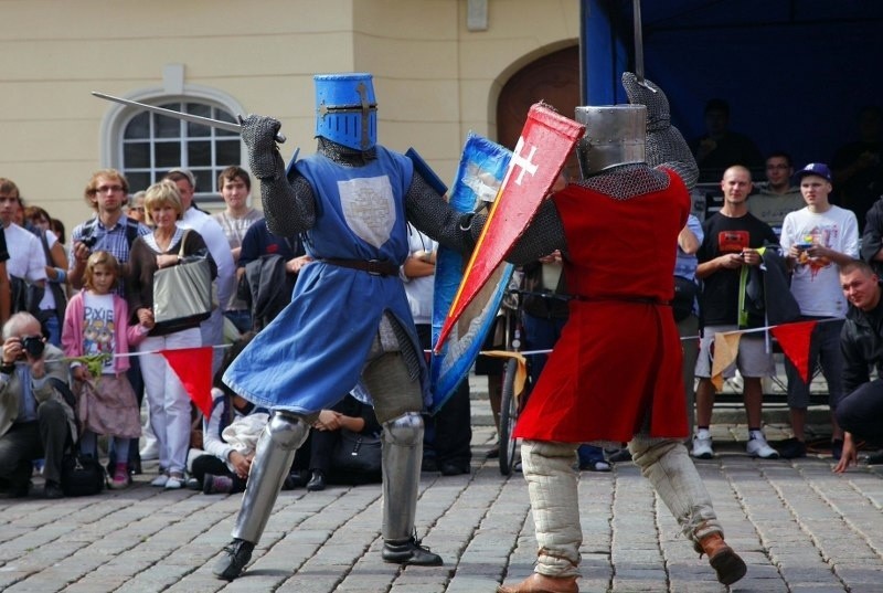 Pokazy walk rycerzy i średniowiecznych wojów były dzisiaj...