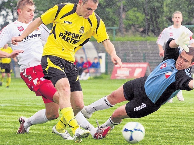 Strzelec gola Mateusz Broź (żółta koszulka) i spółka zapewnili Sandecji miejsce w I lidze