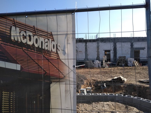 Rok temu nasi Czytelnicy dopytywali się, czy w Zielonej G&oacute;rze pojawi się kolejny McDonald's. Jako jedną z lokalizacji podawali galerię w Tesco. Nie sprawdziło się to. Pod koniec 2017 roku rzecznik prasowy McDonald's przyznał nam, że  Zielona G&oacute;ra jest cały czas w kręgu zainteresowania restauracji. - Szukamy jednak nieruchomości pod lokal wolnostojący - poinformował nas wtedy Dominik Szulowski.

Czytaj r&oacute;wnież: McDonald's w Zielonej G&oacute


Teraz już wiemy, że w Zielonej G&oacute;rze pojawi się nowa restauracja. Podobna do tej, kt&oacute;ra znajduje się już koło Castoramy. Trzeci McDonald's budowany jest przy Centrum Sportowo-Rekreacyjnym, przy Trasie P&oacute;łnocnej. Obok salonu meblowego Agata Meble.  Kiedy planowane jest otwarcie? Czekamy na oficjalne informacje. 


Sprawdź: Budowa Agata Meble dobiega końca [ZDJĘCIA]



Obecnie w ponad stu pięćdziesięciu miejscowościach Polski działają 403 restauracje. W Lubuskiem, jak do tej pory jest ich 11:
Restauracji McDonald's w Lubuskiem jest 11:
[*]McDonald's Zielona G&oacute;ra, ul. Wrocławska 17
[*]McDonald's Zielona G&oacute;ra, ale. Wojska Polskiego 23
[*]McDonald's Kostrzyn nad Odrą, ul. Gorzyńska 2 
[*]McDonald's Gubin, ul.  Karpackich 9 
[*]McDonald's Br&oacute;jce, Chociszewo 101A 
[*]McDonald's Zbąszynek, Rogoziniec 11B
[*]McDonald's Gorz&oacute;w Wlkp., Wybickiego 11
[*]McDonald's Gorz&oacute;w Wlkp., Walczaka 41
[*]McDonald's Słubice, 1 Maja 23B
[*]McDonald's Żary, Moniuszki 45
[*]McDonald's Sulech&oacute;w, Nowy Świat 10B


WIDEO: &quot;W&quot; zamiast &quot;M&quot; w szyldzie McDonald's. Restauracja oryginalnie uczciła dzień kobiet
&lt;script class=&quot;XlinkEmbedScript&quot; data-width=&quot;640&quot; data-height=&quot;360&quot; data-url=&quot;//get.x-link.pl/9e6e078a-d335-ffe0-94b6-e87a8fc2d56b,e556893d-aac8-2a23-e71b-b0d52f57e1df,embed.html&quot; type=&quot;application/javascript&quot; src=&quot;//prodxnews1blob.blob.core.windows.net/cdn/js/xlink-i.js?v1&quot;&gt;&lt;/script&gt;
źr&oacute;dło: US CBS/x-news