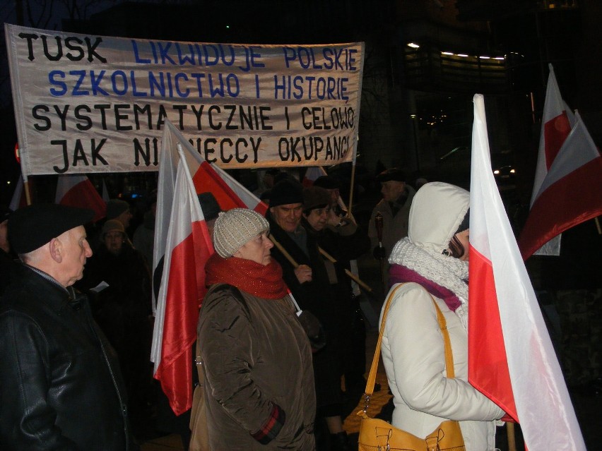 Poznań: Marsz Pamięci Ofiar Smoleńska wyruszył po raz 23. [ZDJĘCIA]