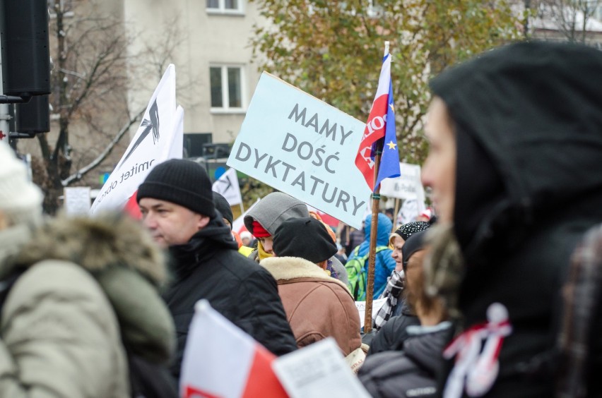 Ile osób przyszło na Marsz Niepodległości? Zależy od...