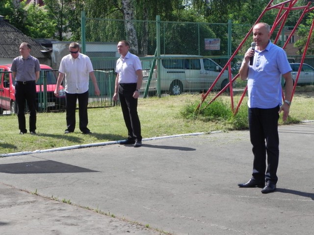 Otwarcia olimpiady dokonał dyrektor Młodzieżowego Ośrodka Socjoterapii w Ostrowcu Świętokrzyskim, Zdzisław Klusek (pierwszy z prawej). Fot. Krzysztof Krzak