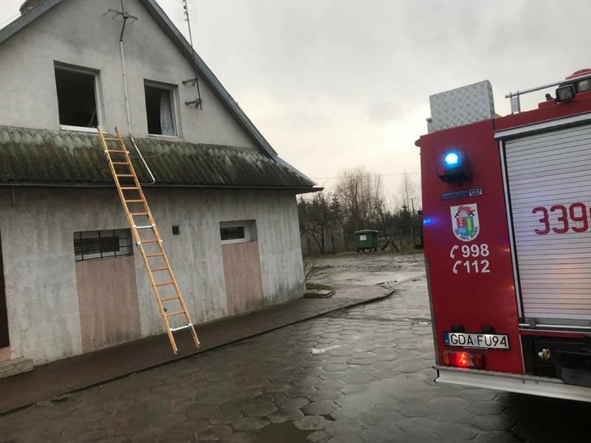 Dzielnicowy zapobiegł tragedii. W Cedrach Małych policjant udaremnił wybuch gazu w bloku [ZDJĘCIA]