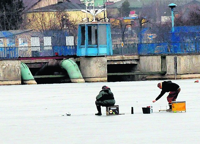 Każdego dnia można spotkać na lodzie amatorów wędkowania