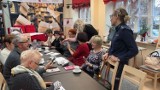 Policjantki z Wejherowa rozmawiały z seniorami o bezpieczeństwie i jak nie dać się nabrać oszustom | ZDJĘCIA, WIDEO