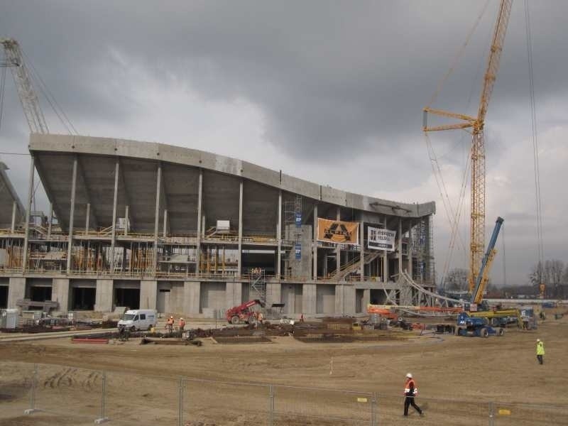 Gdańsk: Na stadionie na Letnicy ustawiony został pierwszy element dachu (zdjęcia)