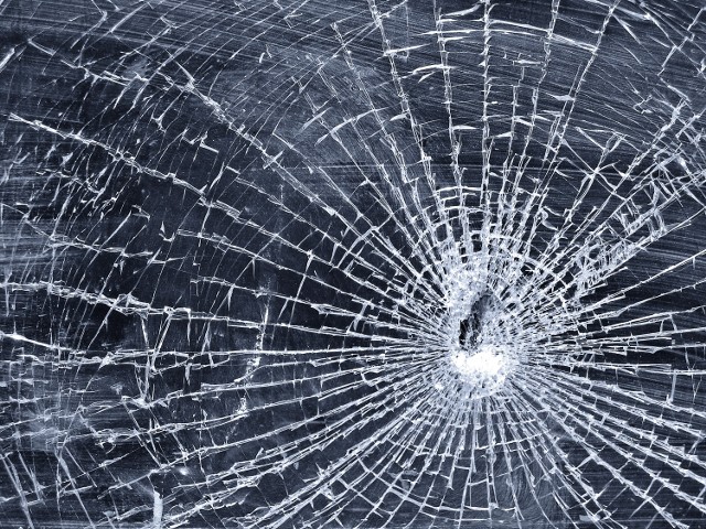 18-letni mieszkaniec Lublina wybił szyby w oknie pokoju hotelowego i zniszczył elewację.