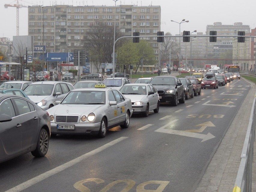 Znów ogromne korki na Legnickiej (ZDJĘCIA)