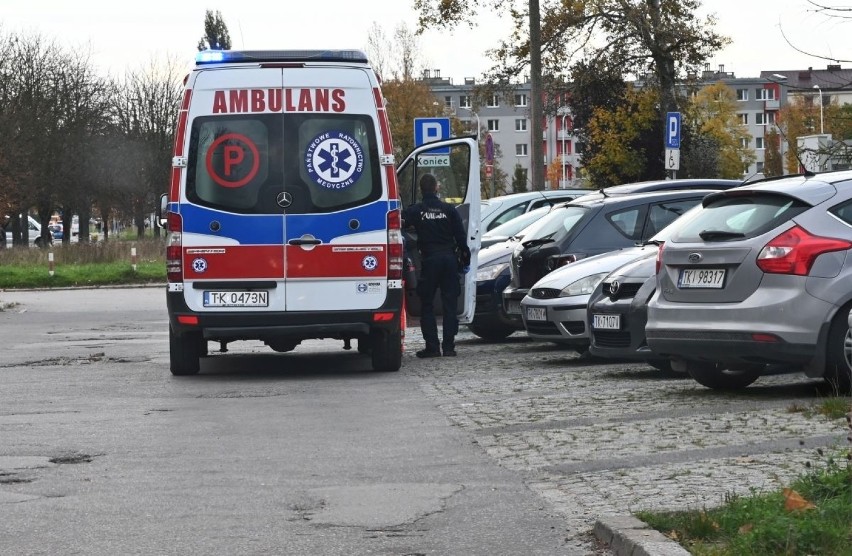 Zagadkowa śmierć w wieżowcu w Kielcach. Policjanci badają sprawę [ZDJĘCIA]