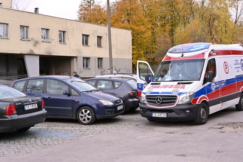 Zagadkowa śmierć w wieżowcu w Kielcach. Policjanci badają sprawę [ZDJĘCIA]