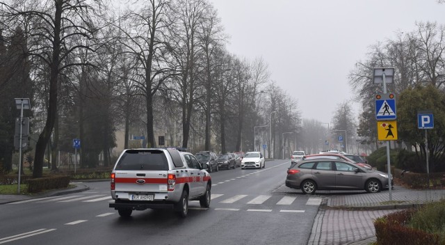 Na ul. Słowackiego w Oświęcimiu w rejonie skrzyżowania z ul. Staszica samochody parkują tuż przy pasach, co ogranicza widoczność pieszym jak i kierowcom