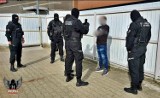 Przyjechał do Tarnowa, żeby spotkać się z 12-latką. Pod galerią na mężczyznę czekali "łowcy pedofili". 39-latek usłyszał zarzuty