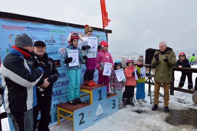 Przemyski stok narciarski po raz kolejny był sceną Mistrzostw Przemyśla w narciarstwie alpejskim o Puchar Prezydenta Miasta. Jak co roku frekwencja dopisała – na liście startowej znalazło się ponad 200 narciarzy nie tylko z Przemyśla, ale również z całego województwa podkarpackiego. Organizatorami zawodów byli: Przemyskie Towarzystwo Narciarskie, Stowarzyszenie Regia Civitas oraz Przemyski Ośrodek Sportu i Rekreacji.

Zobacz także: Pierwsze kroki, skręcanie, hamowanie "pługiem". Abecadło początkującego narciarza
