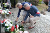 Żarskie obchody 78. rocznicy wybuchu Powstania Warszawskiego. Złożono kwiaty i zapalono znicze przed pomnikiem