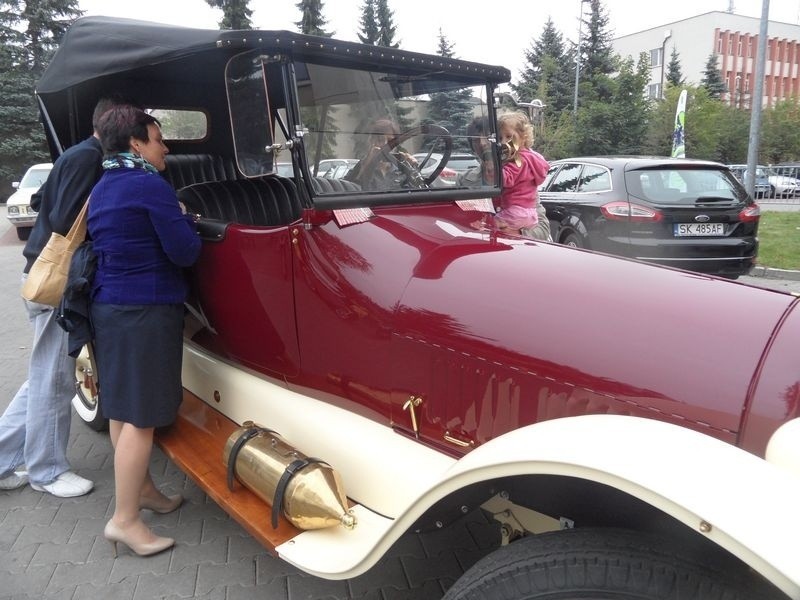 Buick Touring z 1918 na prąd przyjechał do Jaworzna [ZOBACZ]