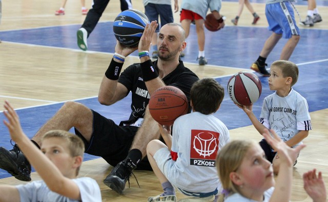 Nasz jedynak w NBA Marcin Gortat chętnie promuje koszykówkę wśród polskiej młodzieży.