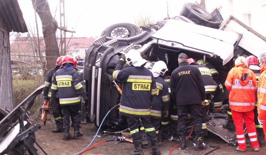 Wypadek na rondzie w Kłodzku. Przewrócił się tir (ZDJĘCIA)