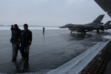 Rumuńscy oficerowie z wizytą w bazie lotniczej na Krzesinach