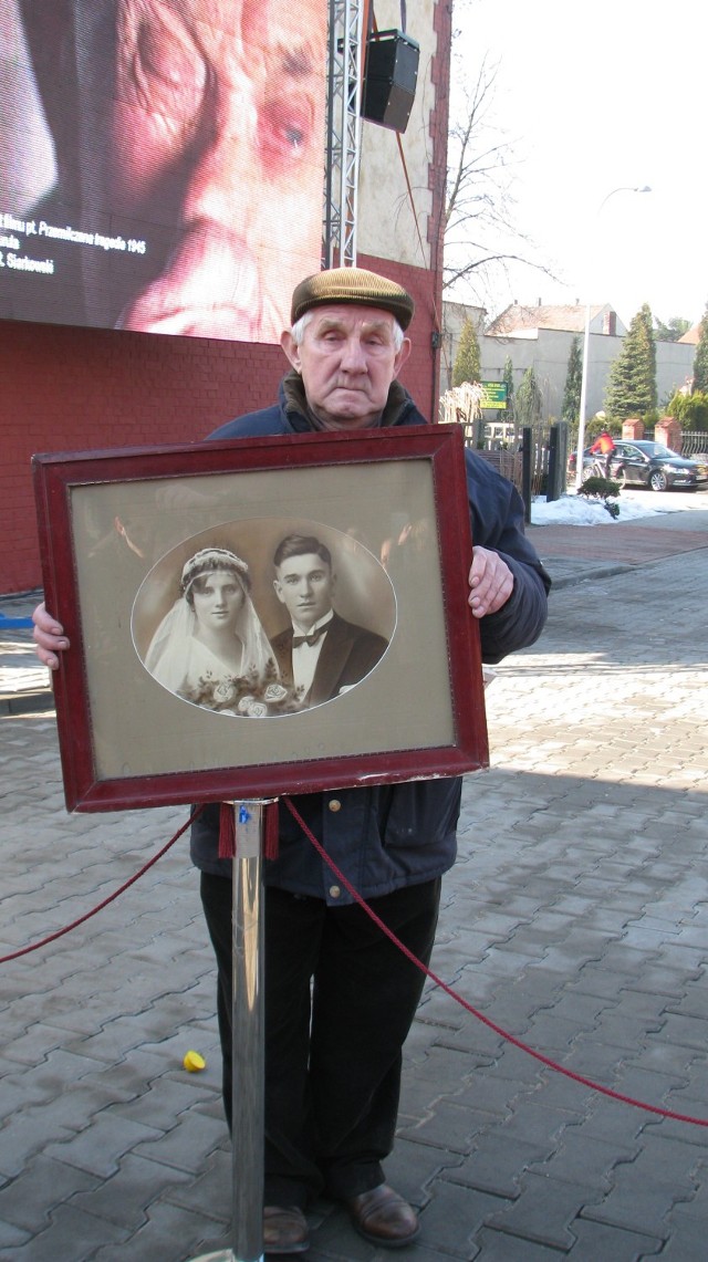 Henryk Janoszka ze Zbrosławic, na otwarcie Muzeum w Radzionkowie przyszedł ze zdjęciem ślubnym rodziców. Jego ojciec został wywieziony
