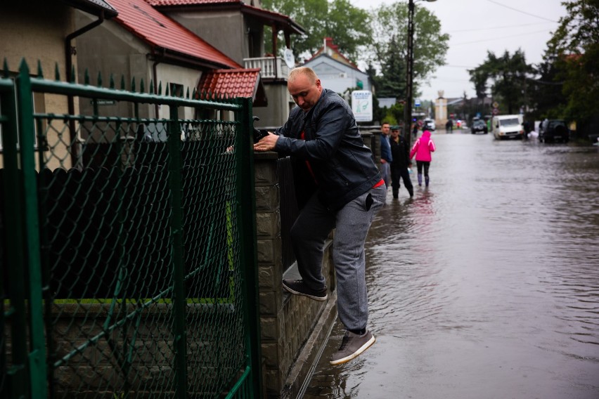 Kraków. Złocień i Bieżanów zalane. Rzeka Serafa wylała [ZDJĘCIA]