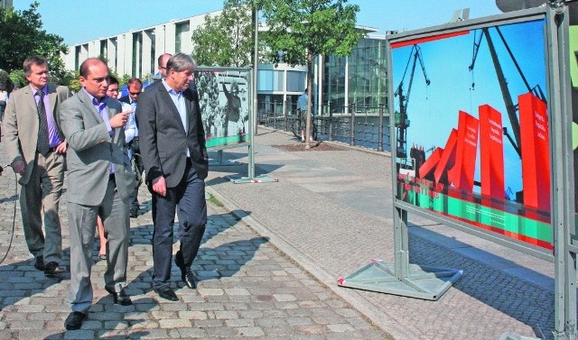 Basil Kerski (z przodu) oprowadza po wystawie burmistrza Klausa Wowereita