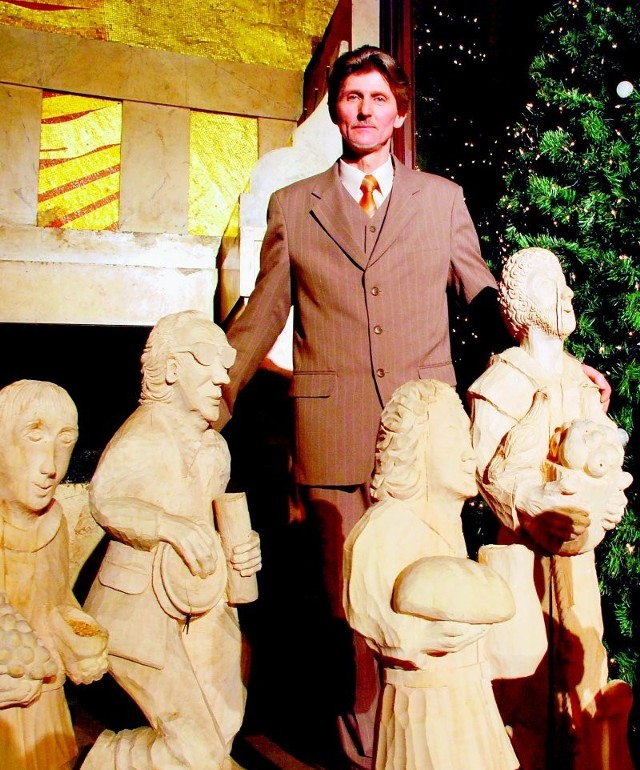 Nad każdą drewnianą figurą Jerzy Kielak pracował ponad 100 godzin