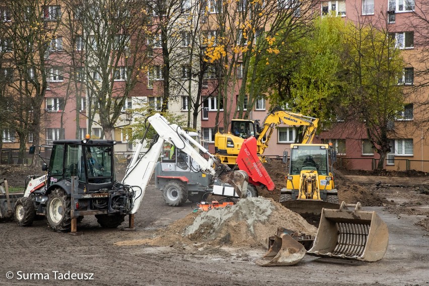 Rozpoczęła się modernizacja boiska szkolnego przy "nowym ogólniaku". ZDJĘCIA, WIDEO