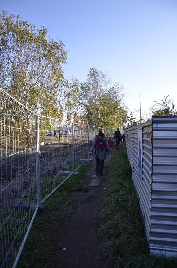 Żeby dojść z przystanku tramwajowego do Term Maltańskich, trzeba iść dookoła albo przez błotnistą ścieżkę