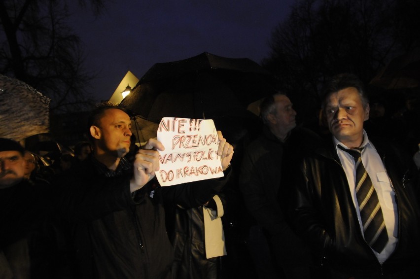 Kraków protestuje: &quot;Pochówek na Wawelu to profanacja&quot; (ZDJĘCIA)