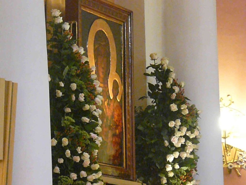 Krotoszynianie przed obrazem Matki Bożej Częstochowskiej. GALERIA