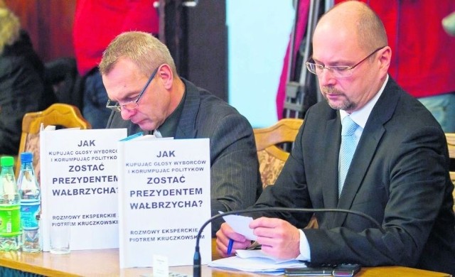 Za te kartki, ustawione podczas sesji rady miejskiej, radni miejscy Wałbrzycha spotkają sie z prezydentem w sądzie