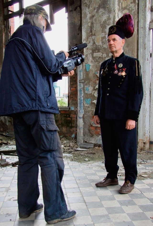 Wypowiedzi świadków katastrofy (na zdjęciu Jerzy Czajkowski), kręcone są w dawnej kopalni