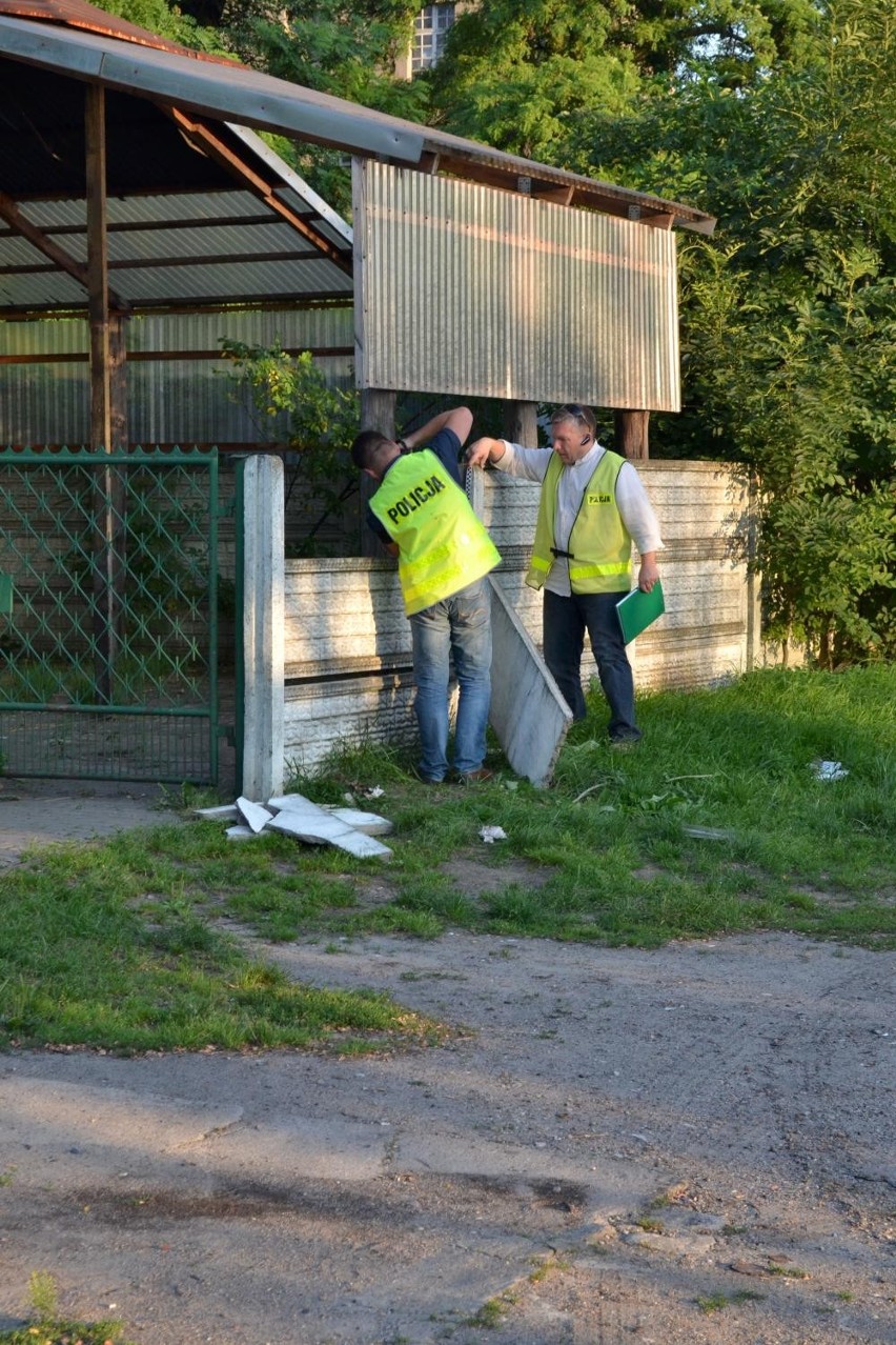 Płot przygniótł dziecko na ulicy Towarowej niedaleko torów