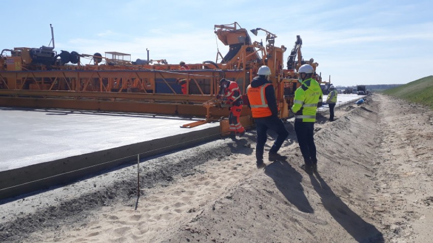 Piotrków, Budowa A1: wylewają beton na autostradę na odcinku...