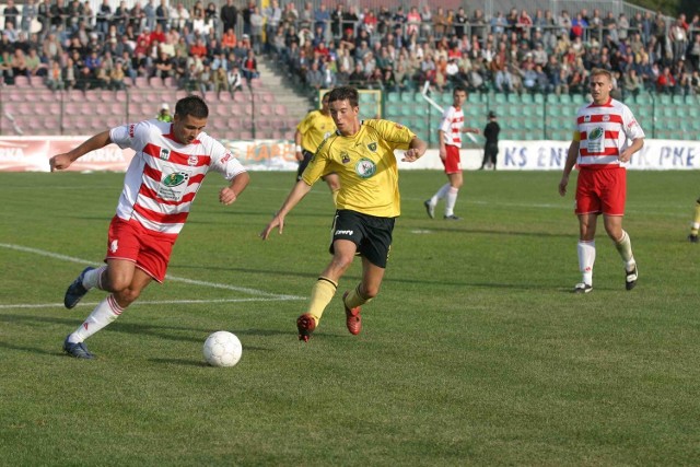 Piłkarze GieKSy (żółte koszulki) mogą zagrać na tym stadionie w roli gospodarzy