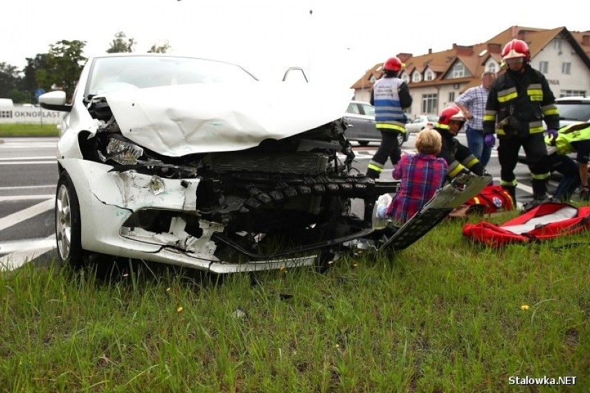 Wypadek przy Zajeździe "Sezam" w Stalowej Woli. W zderzeniu dwóch volkswagenów dwie osoby zostały ranne (ZDJĘCIA)