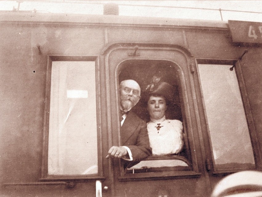 Państwo Fabiani w oknie pociągu, Sopot 1911 r.
