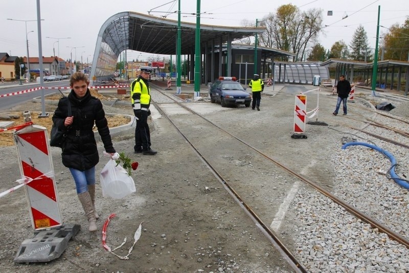 Poznań: Tłumy przy cmentarzach. Policjanci kierują ruchem [ZDJĘCIA]