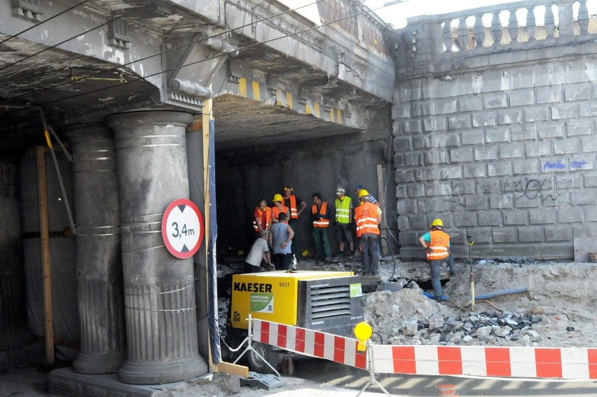 Remont wiaduktu na Kunickiego: Robotnicy skuwają galerię (ZDJĘCIA)