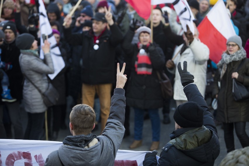 Burzliwe wydarzenia w sejmie. Mieszkańcy Krakowa protestują [ZDJĘCIA, WIDEO]