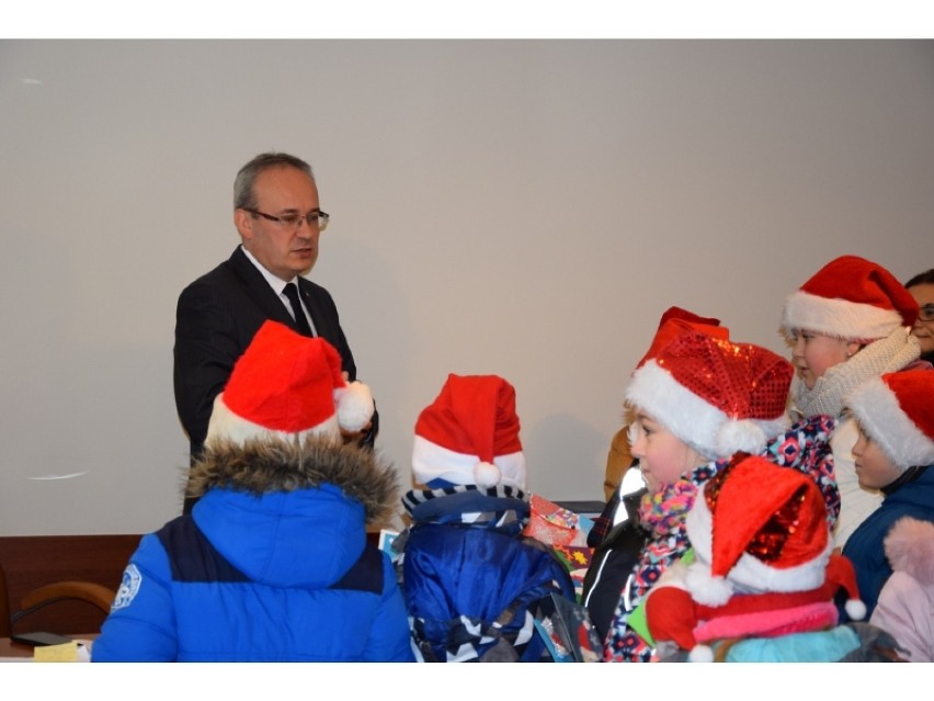 Dzieci z przedświąteczną wizytą u burmistrza Augustowa (zdjęcia)