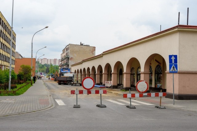 W Będzinie trwa obecnie kilka inwestycji, to m.in. budowa hali sportowej, przebudowa parku Rozkówka, modernizacja wieży ciśnień, adaptacja budynku byłego Gimnazjum br 1 na przedszkole i żłobek, a także kilka inwestycji drogowych Zobacz kolejne zdjęcia/plansze. Przesuwaj zdjęcia w prawo - naciśnij strzałkę lub przycisk NASTĘPNE