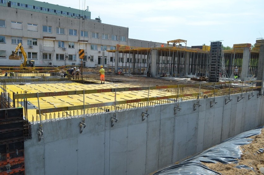 Budowa Szpitalnego Oddziału Ratunkowego na Józefowie w Radomiu. Wylewają strop nad parterem. Zobacz postęp prac