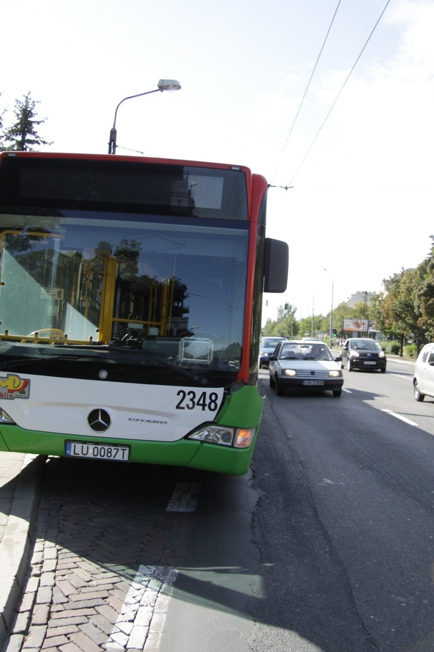 Al. Racławickie w Lublinie: Zderzenie autobusu z samochodem