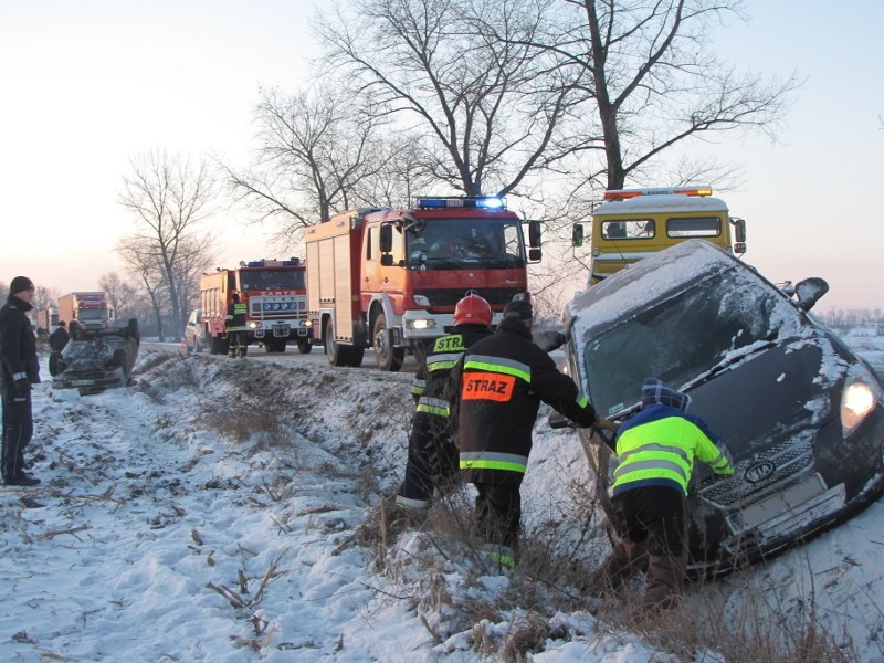 Wypadek na drodze Wrocław - Strzelin: Wyprzedzanie zakończyło się na dachu (ZDJĘCIA)