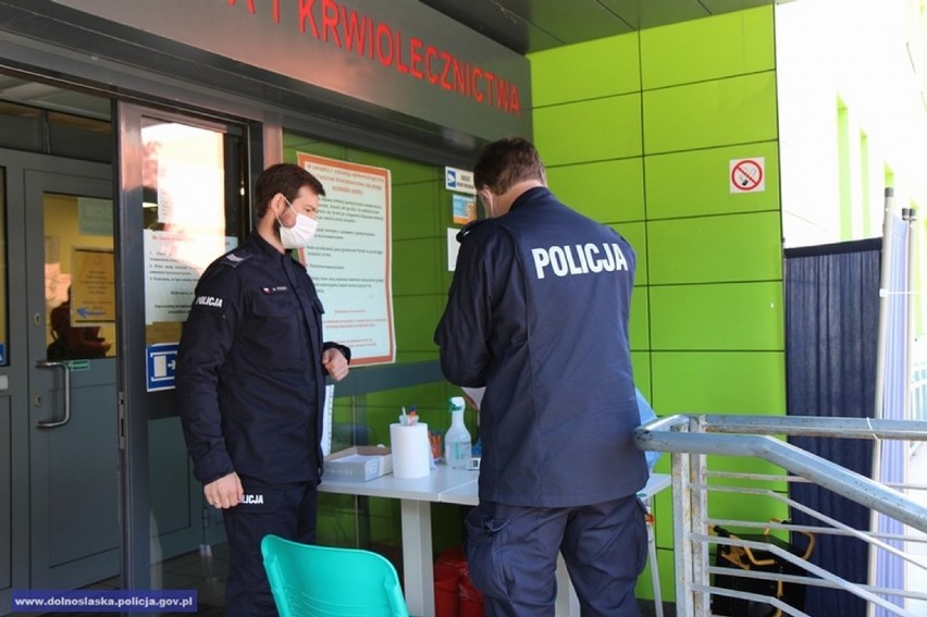 Góra. Policjanci z KPP w Górze, którzy pokonali koronawirusa, oddali swoje osocze. Wspomogą leczenie innych chorych na COVID-19  [ZDJĘCIA]