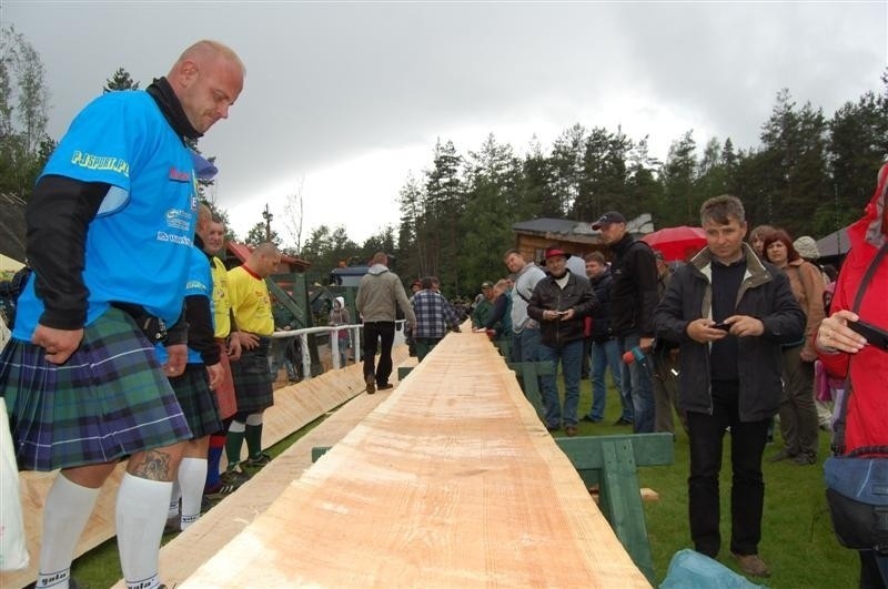 Szymbark: Najdłuższa deska świata gotowa. Mierzy 46,53 m.