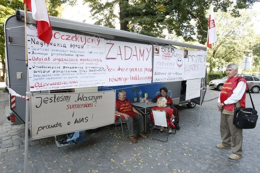 Wrocław: Protestowali przeciwko bezprawiu sądów i prokuratur (ZDJĘCIA)